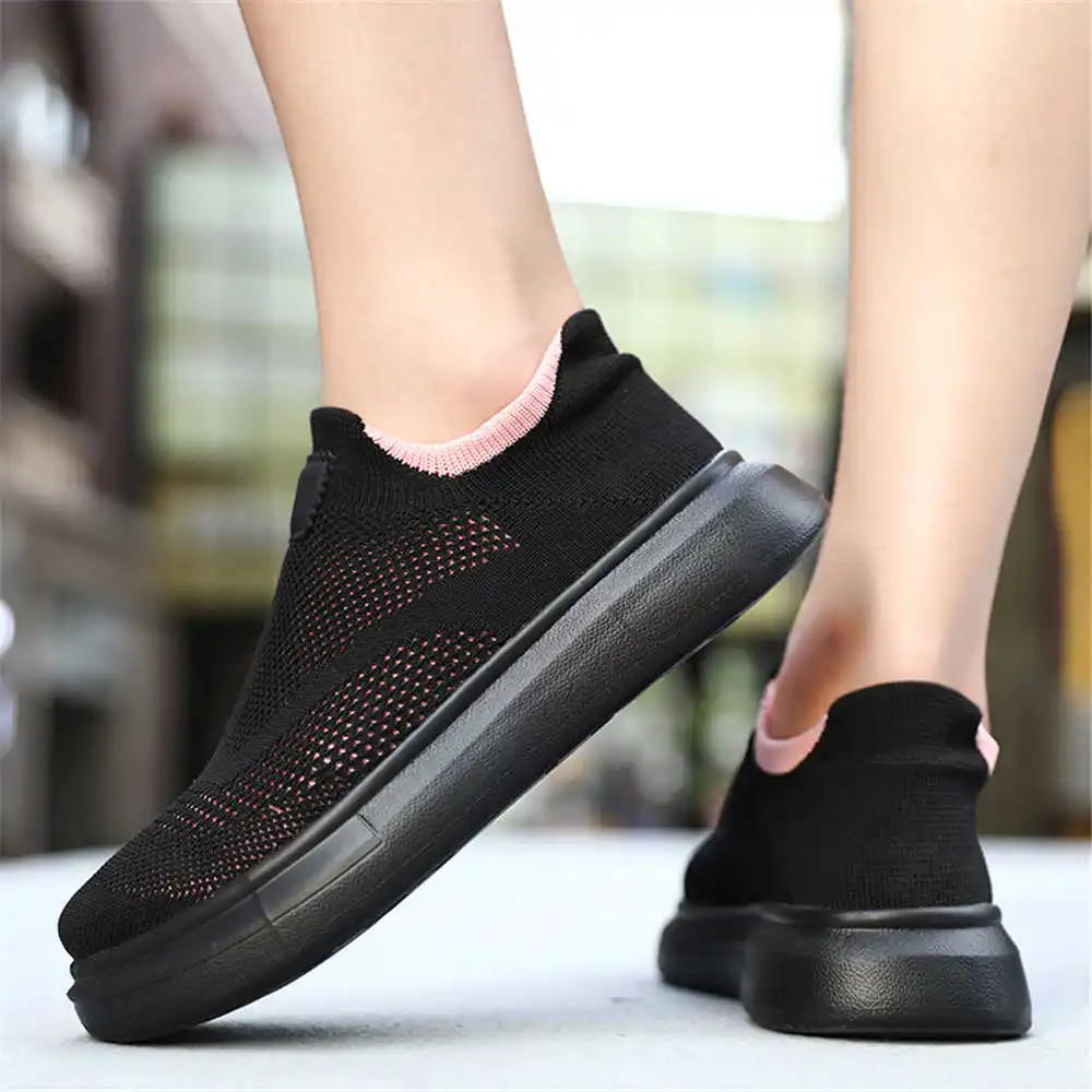 Women Accessories Shop Name Ideas - Calze con plateau scarpe marroni per